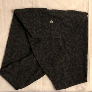Align 28” Leopard Camo pants. No size tag. It is size 6. Worn few times.